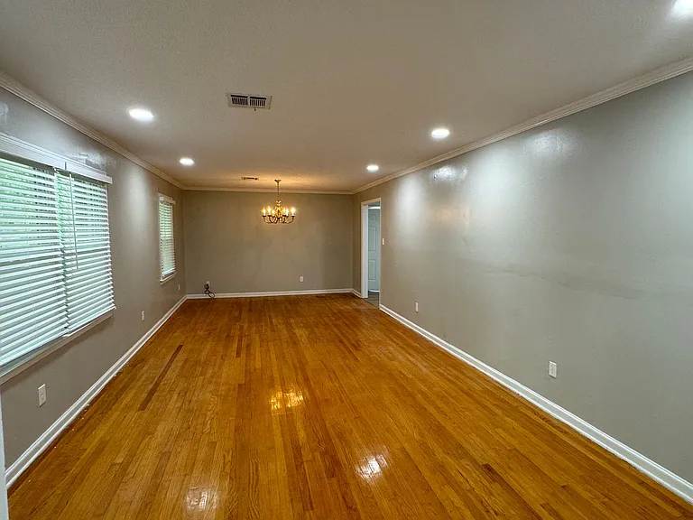 2434 Oxford Dr — Photo 4