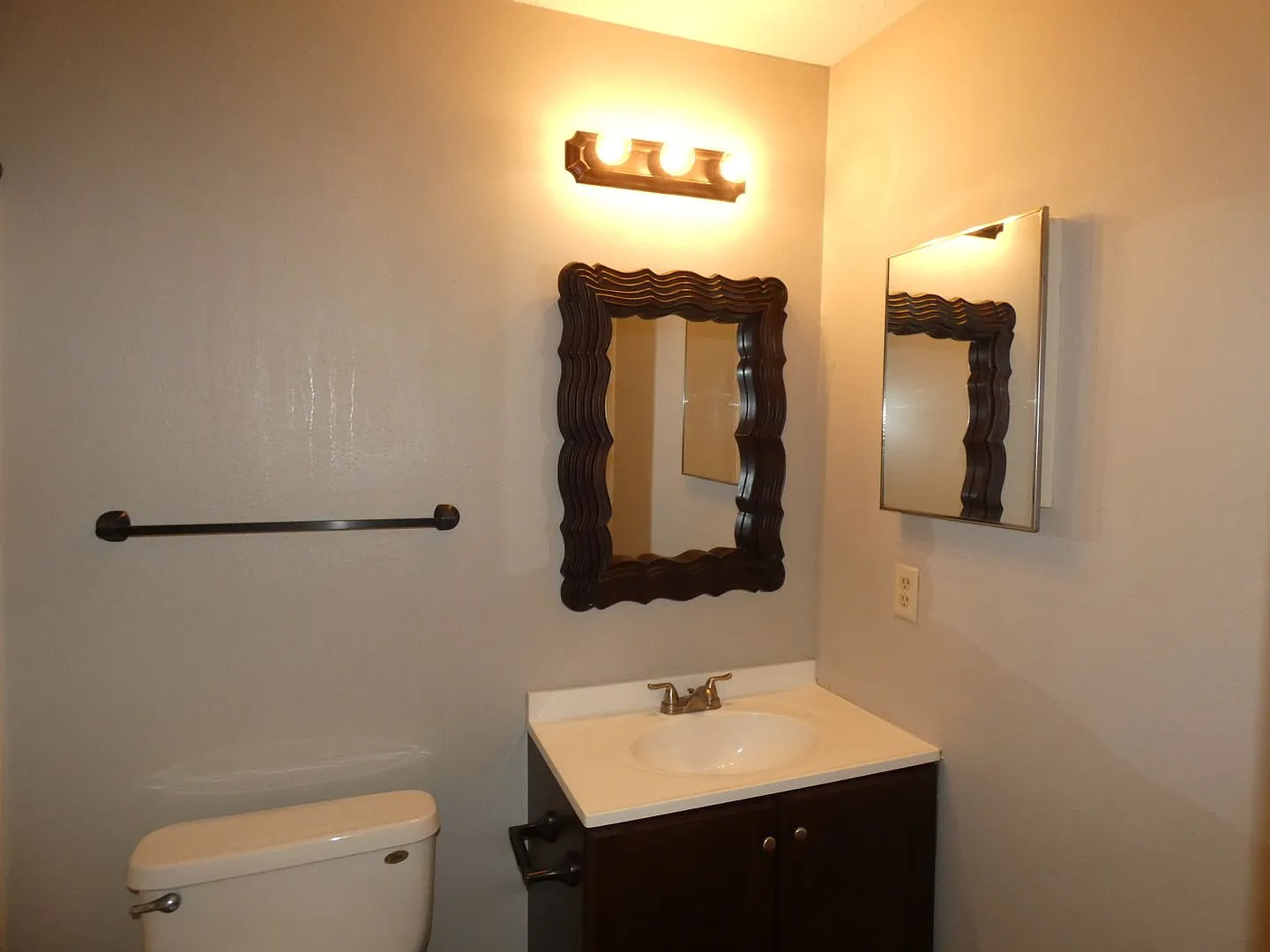 Charming 2-Bedroom Townhome — Photo 3
