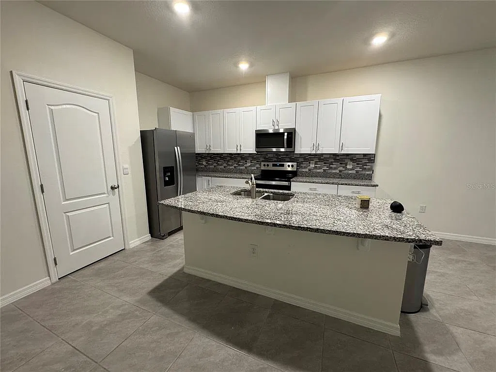 3 bed, 2.5 bath, 1758 sqft, $2,100 — Photo 4