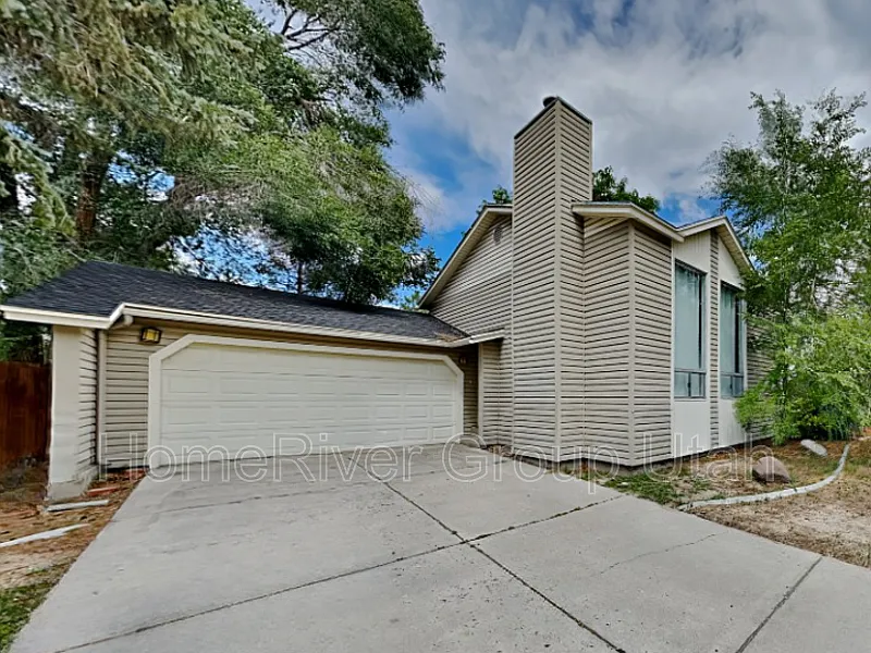 Building Photo - 1733 E Kimsbrough Rd