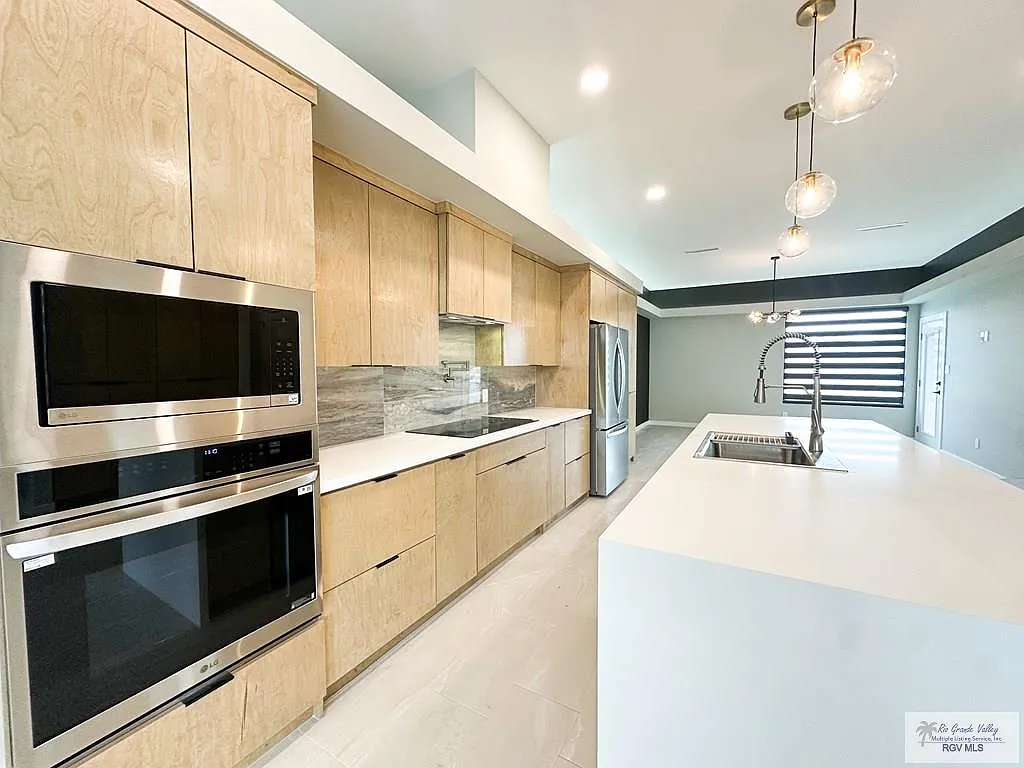 3 bed, 2.5 bath, 2024 sqft, $2,150 — Photo 4