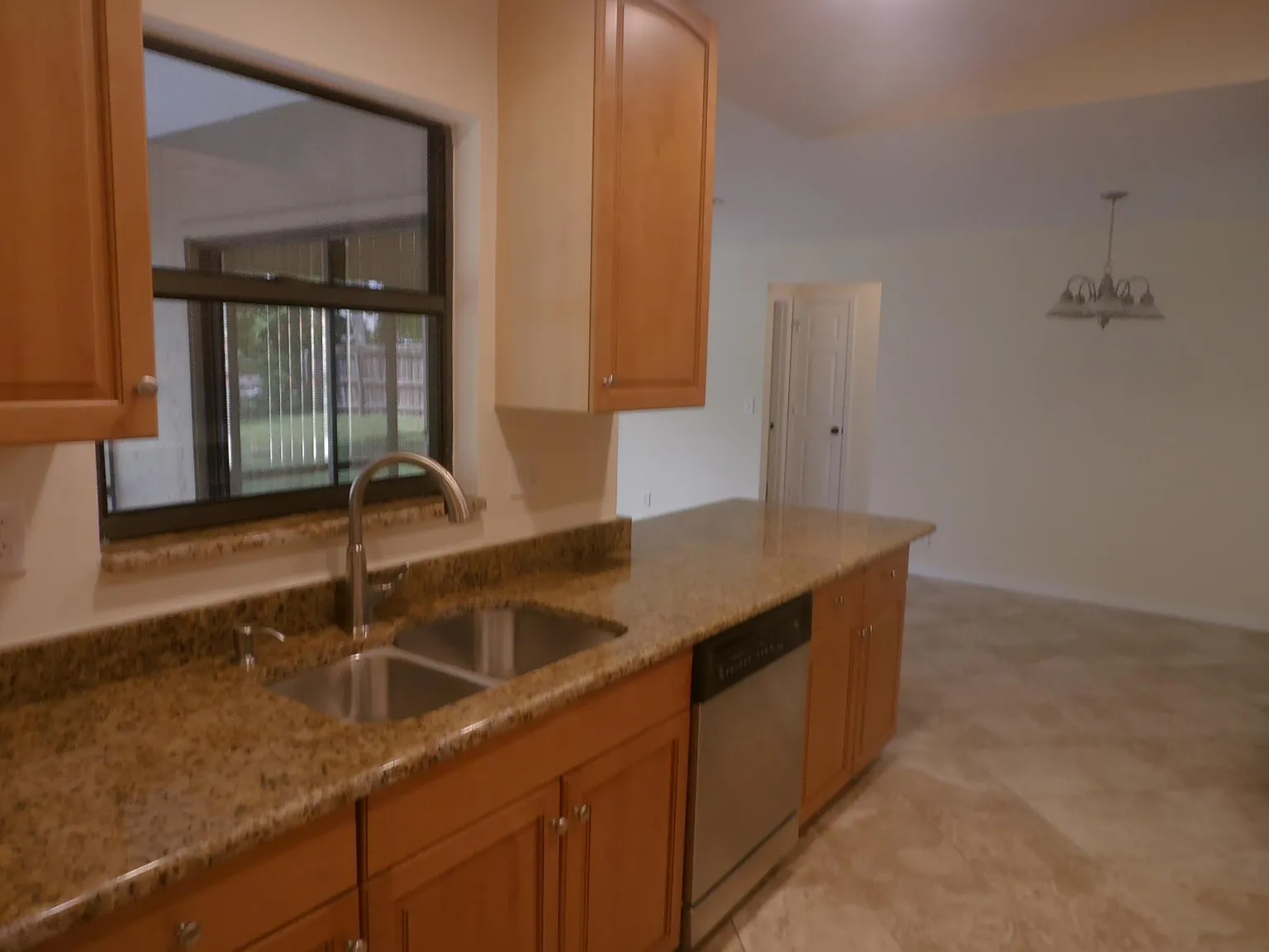 3 bed, 2.0 bath, 1597 sqft, $3,250 — Photo 4