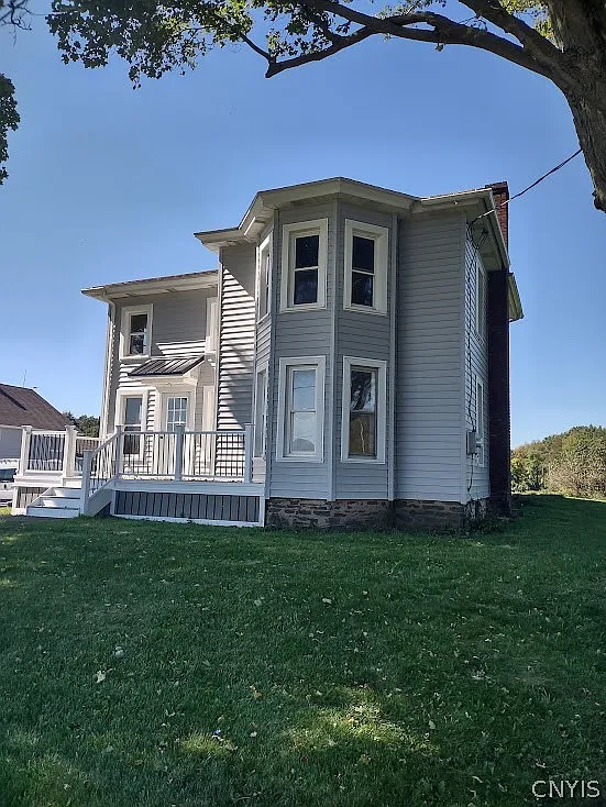 3 bed, 1.0 bath, 6882 sqft, $2,300 — Photo 3
