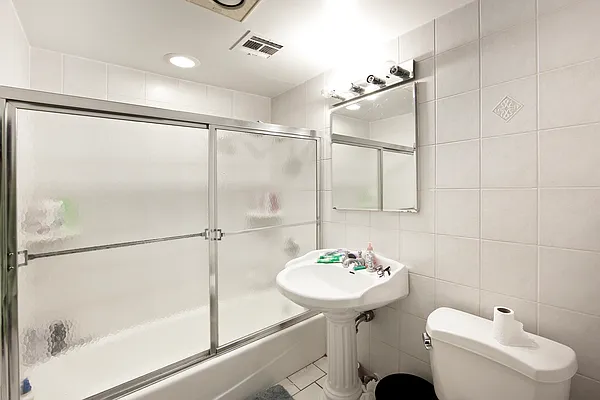 Rented by R New York | media 9