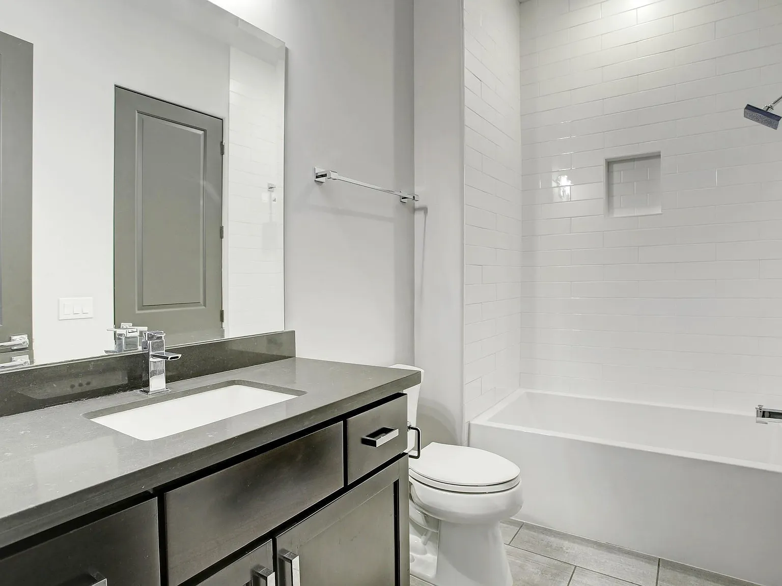 3 bed, 3.5 bath, 3252 sqft, $5,700 — Photo 3