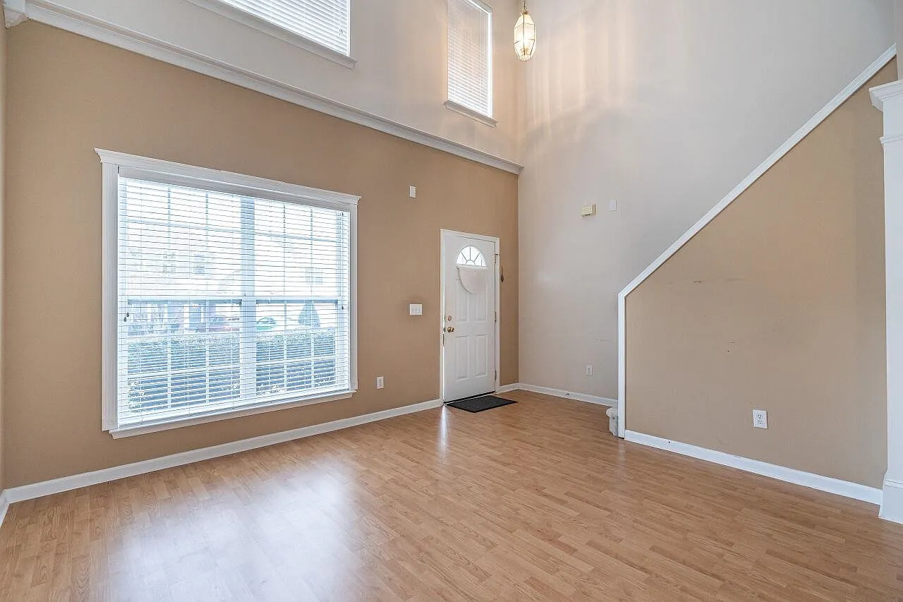 3 bed, 2.5 bath, 1687 sqft, $1,925 — Photo 3
