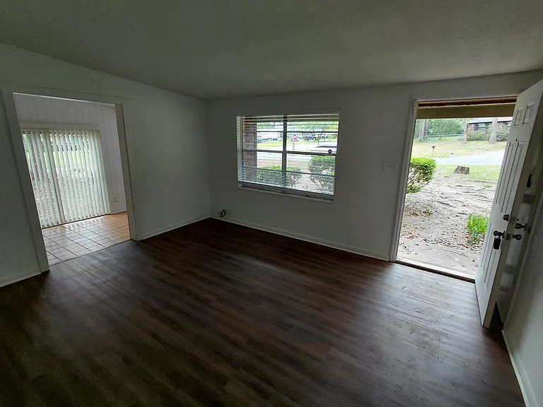 2412 Almond Dr — Photo 3