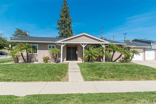 Welcome home to 106 S. Prospectors Road!