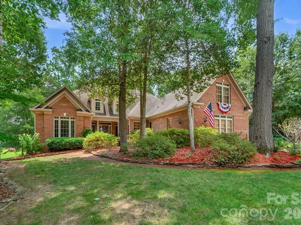 225 Highland Forest Dr, Lake Wylie, SC 29710