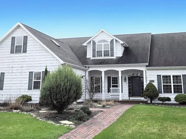825 Yorkshire Rd, Neenah, WI 54956