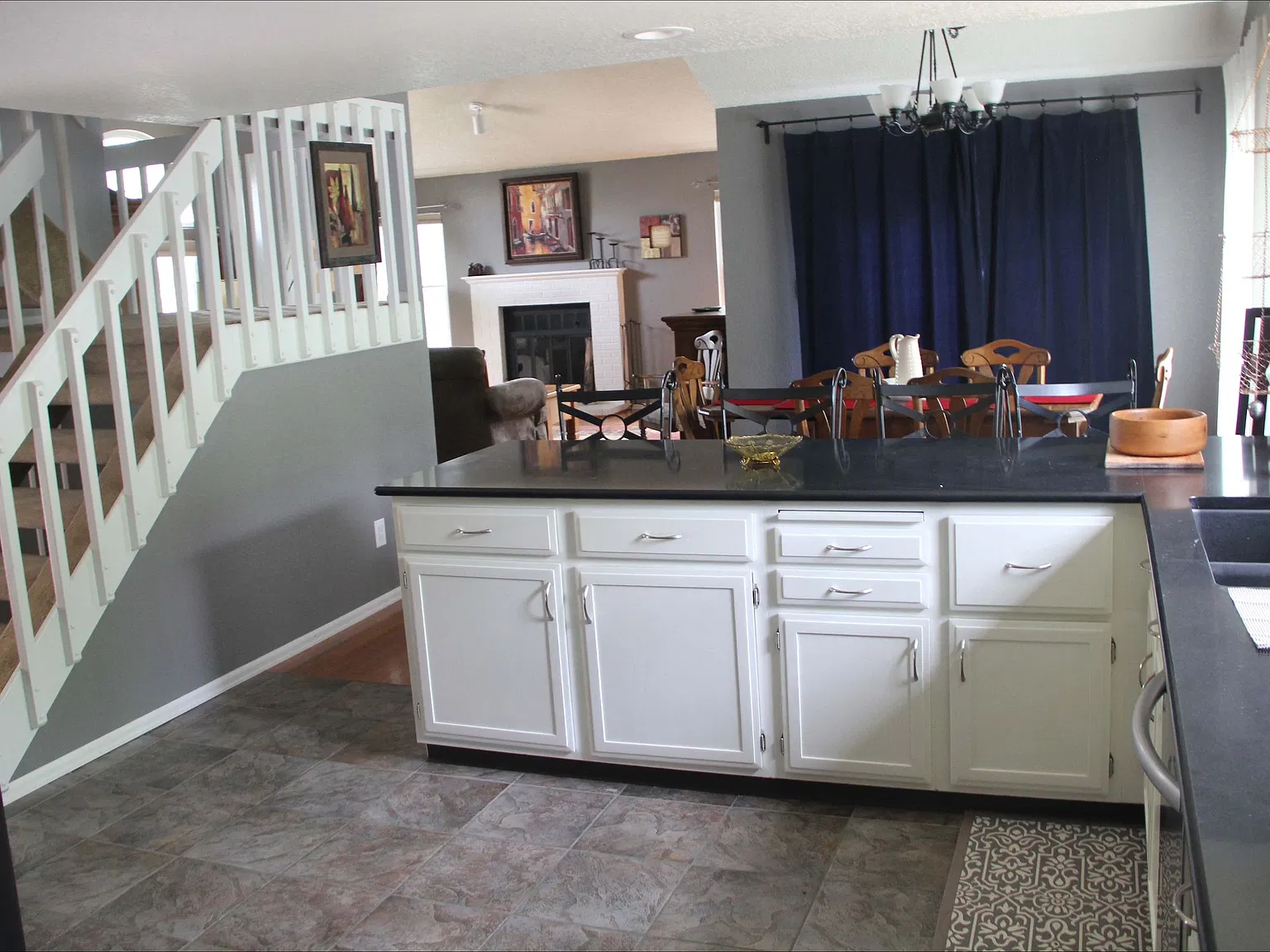 4 bed, 2590 sqft, $2,500 — Photo 3
