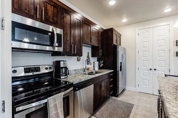 5662 W Clubhouse Dr — Photo 3
