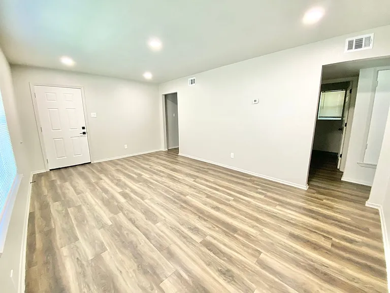 117 E Sanford St #B — Photo 6