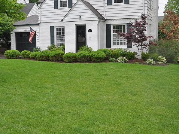 8 Colonial Ct, Saint Louis, MO 63124