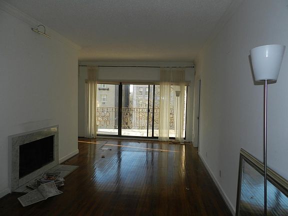 living room w/fireplace
