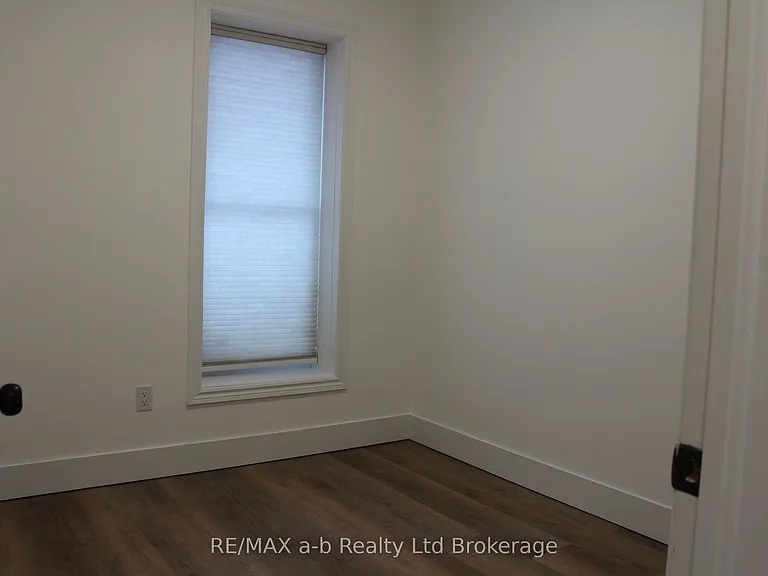 391 Dundas St #2 — Photo 9