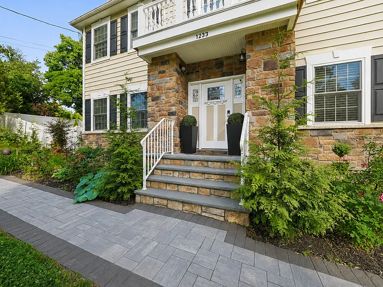 1233 Poplar Ave — Photo 4