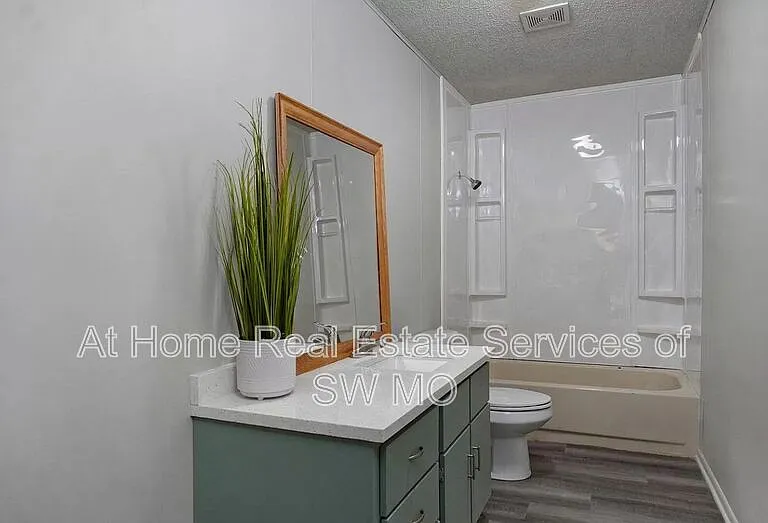 1621 W Lee St — Photo 5