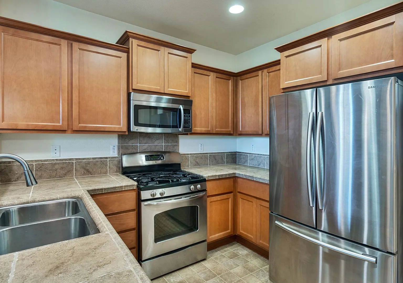 Spacious 2-Bedroom Folsom Townhome with Loft & 2-Car Garage! — Photo 3
