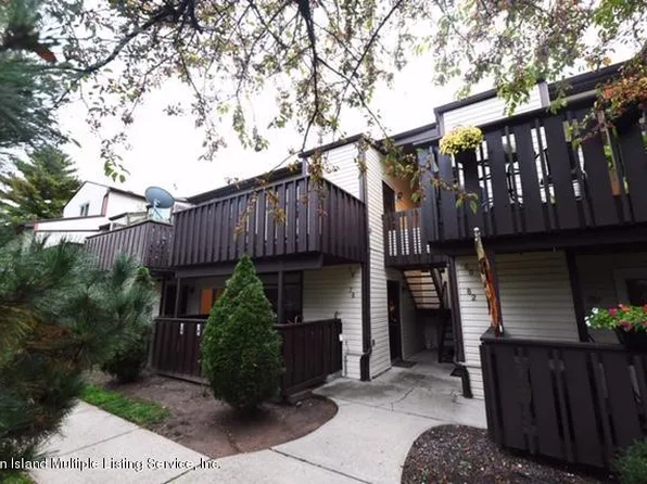 76 Timber Ridge Dr, Staten Island, NY 10306