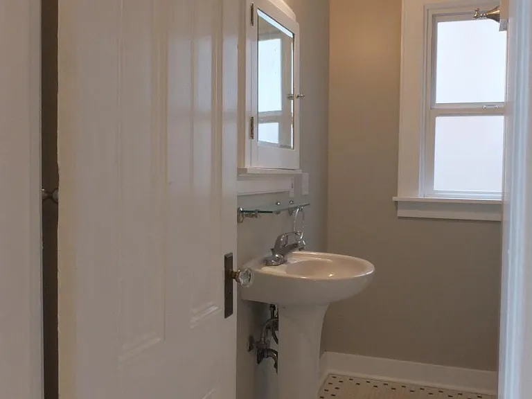 527 Malden Ave E #7 — Photo 14