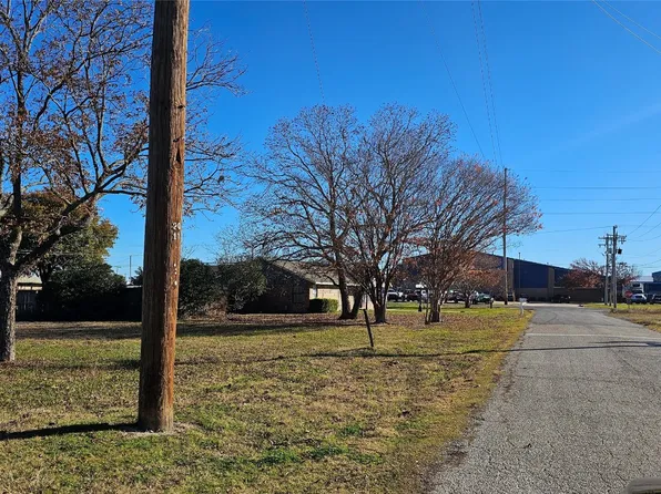 310 E Cottonwood St, Leonard, TX 75452