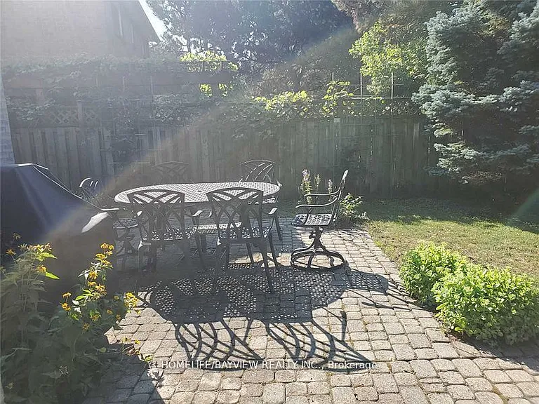 84 Huntington Park Dr W — Photo 20