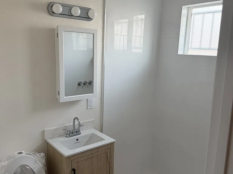 6160 California Ave — Photo 2