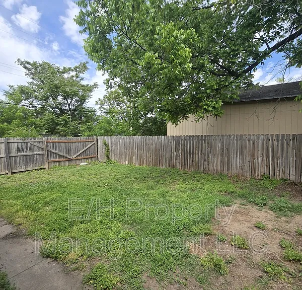1010 E 8th St N — Photo 18