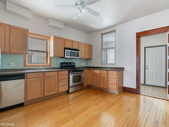 3rd image of 3116 N Leavitt St #1