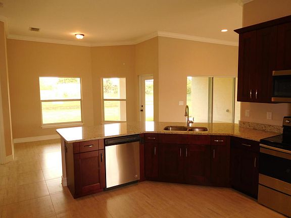 5th image of 1767 SW Castinet Ln