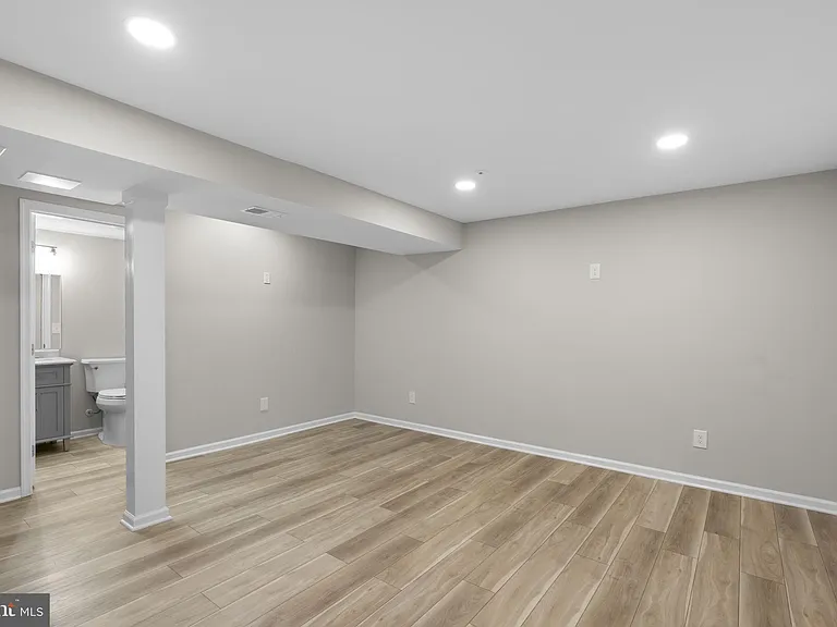 1043 Debbie Ave — Photo 34