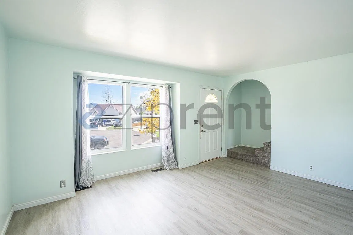 5 bed, 2700 sqft, $2,950 — Photo 4