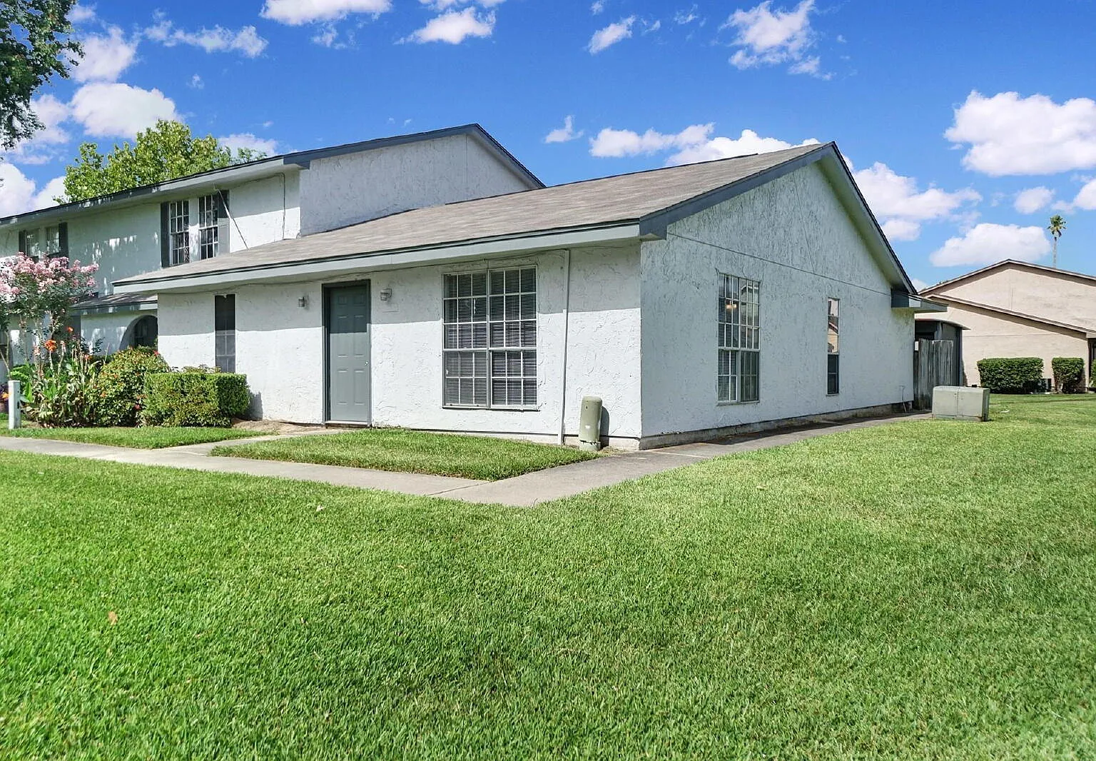 3 bed, 2.0 bath, 1414 sqft, $1,650 — Photo 2