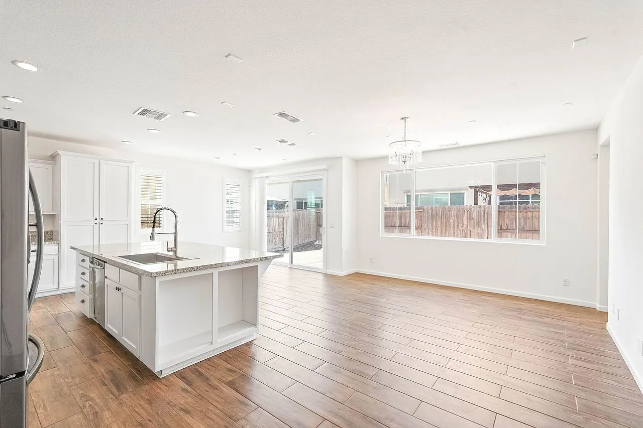 4 bed, 3.5 bath, 2150 sqft, $4,000 — Photo 3