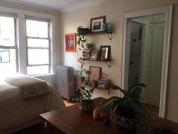 2nd image of 915 W Oakdale Ave APT I1