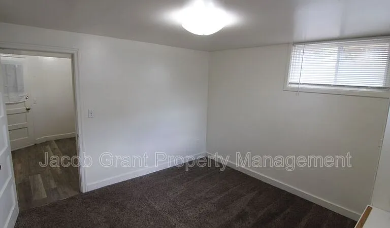 1110 E Lewis St #1/2 — Photo 5