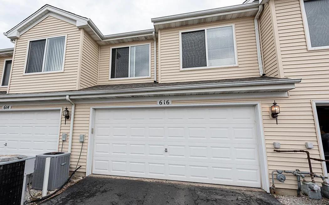 2 bed, 1318 sqft, $2,180 — Photo 3