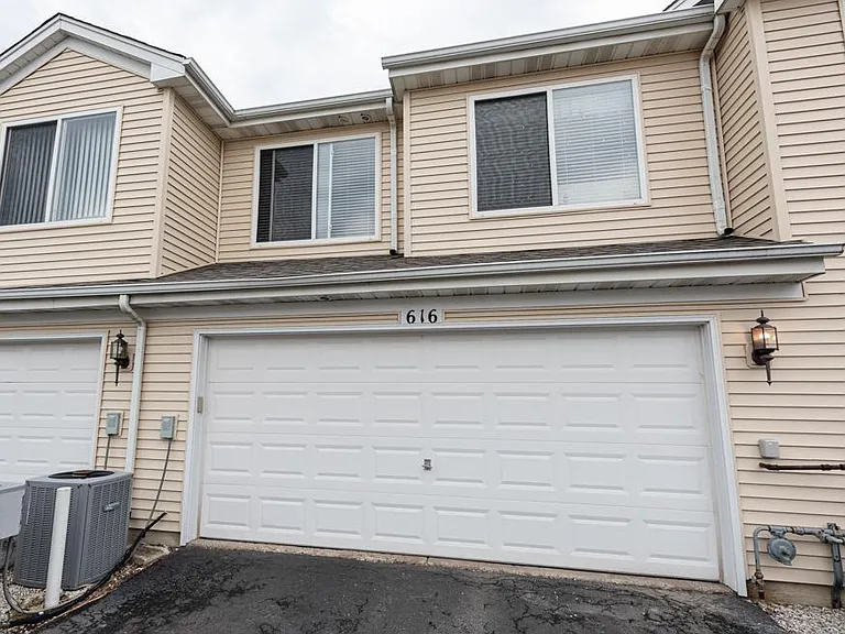 616 Lincoln Station Dr — Photo 3