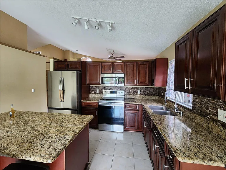 2483 Shelby Cir — Photo 11