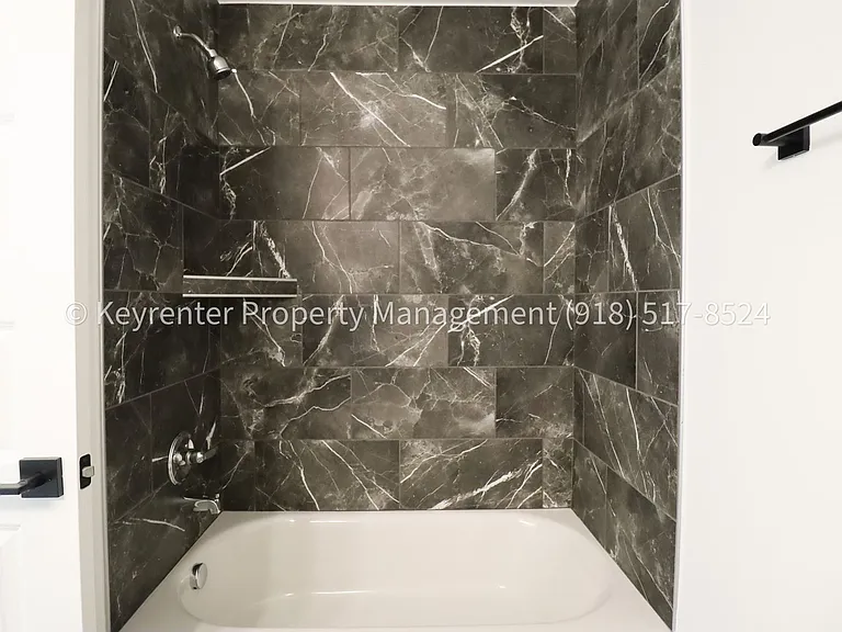 2908 S Redwood Ave — Photo 38
