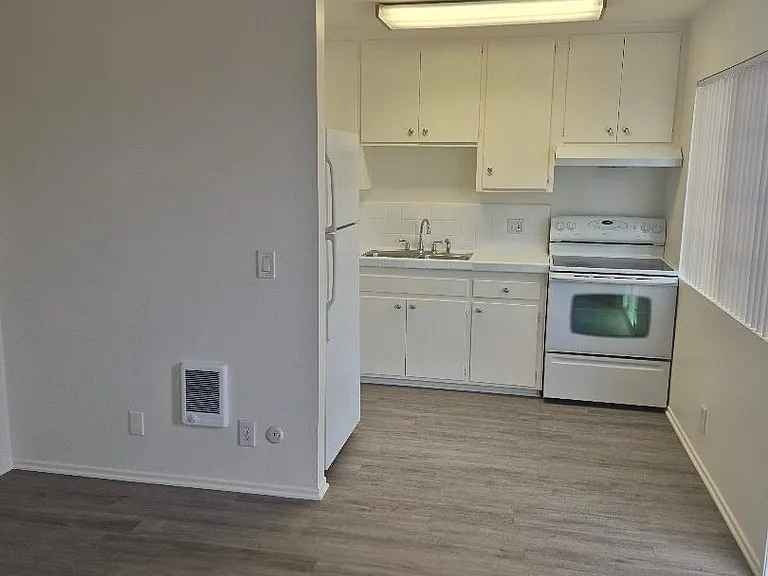 1921 Maple Ave #6 — Photo 2