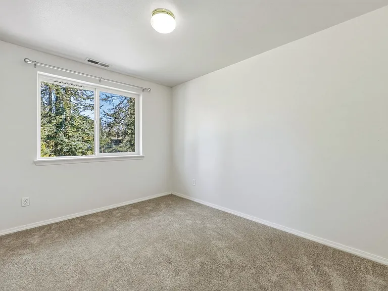 916 McCormick St NE — Photo 15