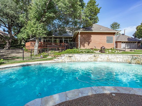 2nd image of 201 Coach House Cir