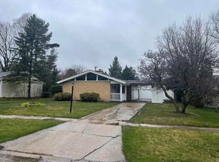 4020 Crestview Dr, Rockford, IL 61107