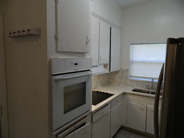 944 Kensington Dr — Photo 6