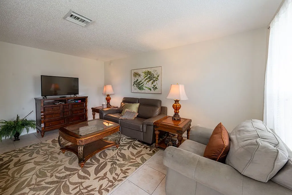 Modern 2 Bed / 1 Bath Unit in Hobe Sound | $2450 | Available 09/02 — Photo 2