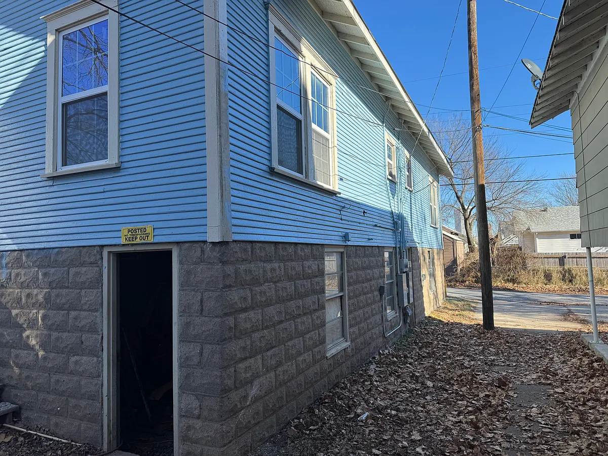 Building Photo - 1116 W 7th St #1116