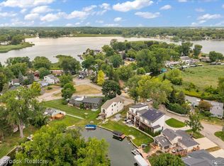 1025 Otter Ave, Waterford, MI 48328