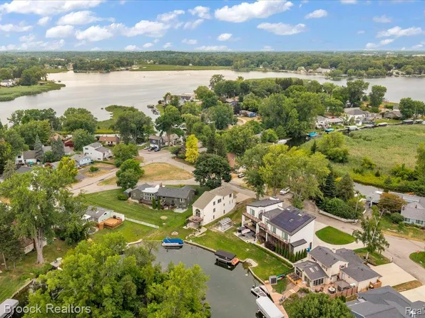 1025 Otter Ave, Waterford, MI 48328